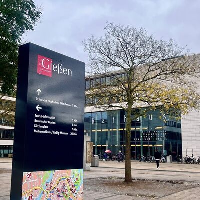 Seit dieser Woche am Berliner Platz und bis Ende des Monats in der Innenstadt verteilt - das Fu�g�ngerleitsystem zeigt Fu�g�nger*innen die sch�nsten Wege in Gie�en. Bildnachweis: Universit�tsstadt Gie�en