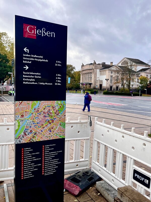Fu&szlig;g&auml;ngerleitsystem Stele Berliner Platz Stadttheater