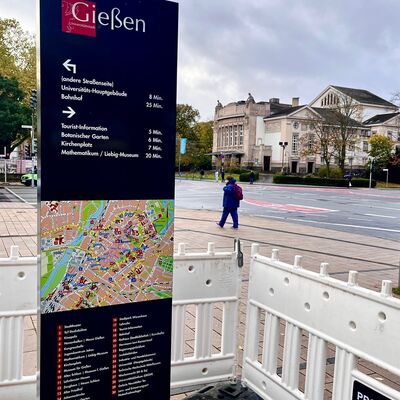 Seit dieser Woche am Berliner Platz und bis Ende des Monats in der Innenstadt verteilt - das Fu�g�ngerleitsystem zeigt Fu�g�nger*innen die sch�nsten Wege in Gie�en. Bildnachweis: Universit�tsstadt Gie�en