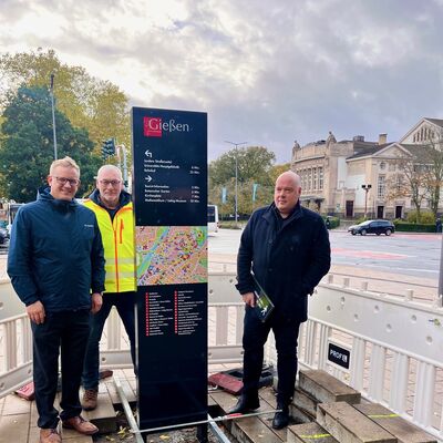 Alexander Wright, B�rgermeister und zust�ndiger Dezernent f�r das Tiefbauamt, Frank Risken (Projektleiter, Tiefbauamt) und Oliver Buns (Stadtplanungsamt) freuen sich, dass die Stelen und Wegweiser nun in der Stadt installiert werden. Bildnachweis: Universit�tsstadt Gie�en