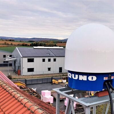Sieht aus wie ein Schoko-Kuss, soll aber k�nftig Wetterdaten sammeln: Die Stadt Gie�en testet mit einem Wetterradar in L�tzellinden neue M�glichkeiten zur lokalen Wetterbeobachtung.