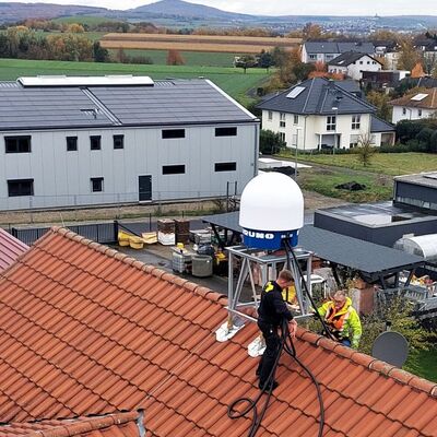 Sieht aus wie ein Schoko-Kuss, soll aber k�nftig Wetterdaten sammeln: Die Stadt Gie�en testet mit einem Wetterradar in L�tzellinden neue M�glichkeiten zur lokalen Wetterbeobachtung.