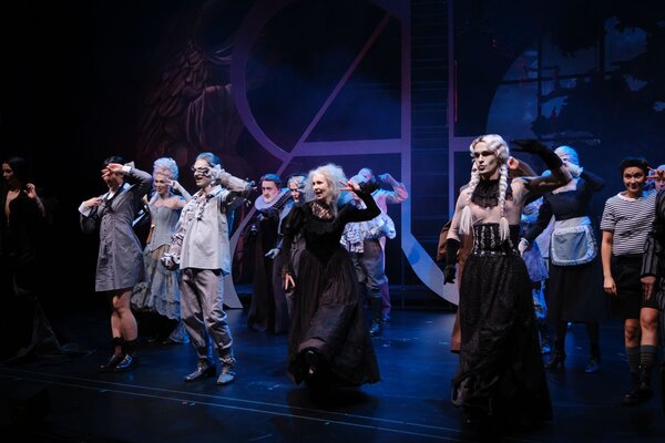 Spielszene aus dem Stück "The Addams Family" im Stadttheater Gießen