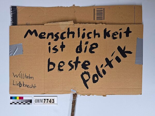 Demoschild mit Zitat von Wilhelm Liebknecht