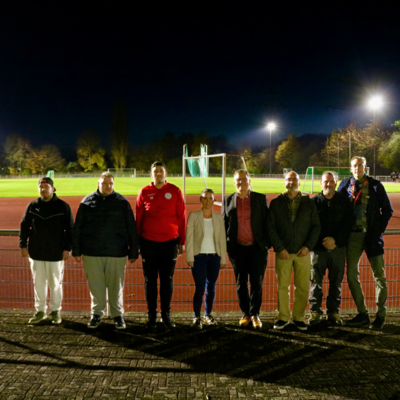 Frank-Tilo Becher (4.v.r.), Sebastian Hultsch (2.v.r.), Tobias Erben (rechts) sowie e-plan Gie�en und Gie�ens Sportvereine freuen sich �ber den Startschuss zur Umr�stung der st�dtischen Sportanlagen.
