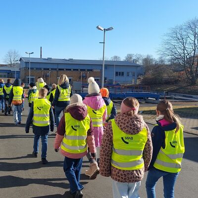 Eine Grundschulklasse auf dem Weg �bers das Gel�nde des Gie�ener Kl�rwerks.