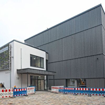 Der Neubau wurde von der Deutschen Gesellschaft fr Nachhaltiges Bauen mit dem DGNB-Gold-Zertifikat ausgezeichnet.