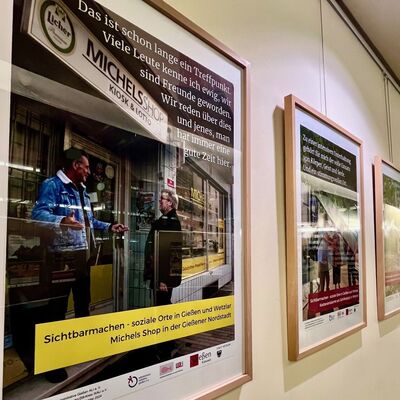 28 Plakate zeigen Orte, an denen Gemeinschaft entsteht, Ruhe und Kraft getankt wird und einander geholfen wird.