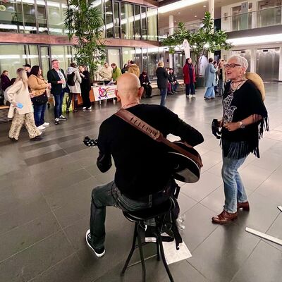 Die Vernissage wurde musikalisch von der Mrs. & Mr. Johnny DeVille Bluesband begleitet.