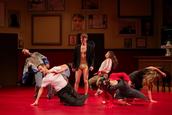 Spielszene aus "In the end I was somehow expected in this world" Stadttheater