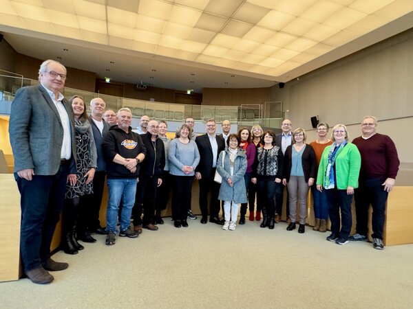 v.l.: Gerald Menche (Ordnungsamt), Sonja Mssing (Mittelhessische Wasserbetriebe), Bernd Wagner (Mittelhessische Wasserbetriebe), Jrg Magold (Gartenamt), Rainer Jrg (Stadtreinigungs- und Fuhramt), Jens Loth (Gartenamt), Karl-Heinz Binder (Schulverwaltungsamt), Anette Eidmann (Kulturamt), Susanne Mller (Gartenamt), Stefan Flick (Stadtreinigungs- und Fuhramt), Oberbrgermeister Frank-Tilo Becher, Frank Mathes (Amt fr Brand- und Bevlkerungsschutz), Ester Hesse (Schulverwaltungsamt), Marion Lorengel (Amt fr Umwelt und Natur), Andrea Meyer (Hochbauamt), Olga Gengereider (Schulverwaltungsamt), Lars Rdiger (Amt fr Informationstechnik), Ramona Kmpel (Schulverwaltungsamt), Simone Hensel (Amt fr Informationstechnik), Brigitte Schfer (Haupt- und Personalamt) und Thomas Hausner (Tiefbauamt).