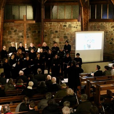 Musikalisch gestalteten der Kammerchor der Bonifatiuskirche und das Hornensemble der Musikschule Gie�en den Abend.