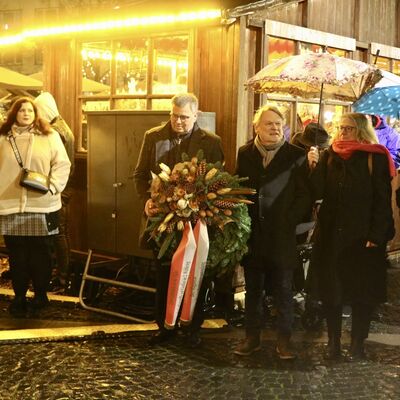Oberb�rgermeister Frank-Tilo Becher und Stadtverordnetenvorsteher Joachim Gru�dorf legten einen Kranz am Gedenkstein neben dem Stadtkirchenturm nieder.