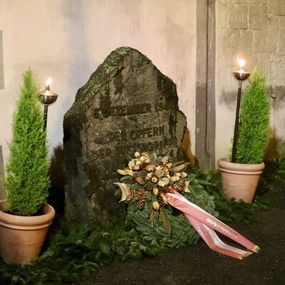 Der Kranz wurde am Gedenkstein neben der Stadtkirche, die 1944 zerst�rt wurde, niedergelegt