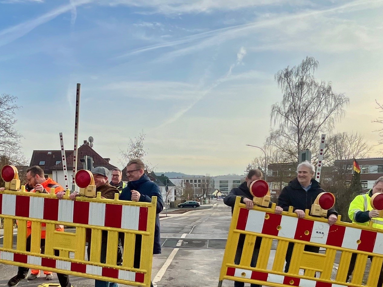 Absperrungen weg, freie Fahrt - der Alte Steinbacher Weg ist wieder f�r den Verkehr freigegeben.
