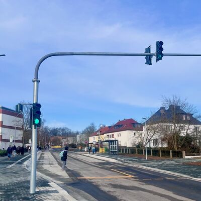 Die Bushaltestellen und Fu�g�nger�berg�nge sind barrierefreier gestaltet und unter anderem mit taktilen Leitelementen f�r sehbehinderte Menschen ausgestattet worden.