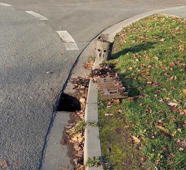 Sinkkasten-Deckel mit herausgenommenen Eimer