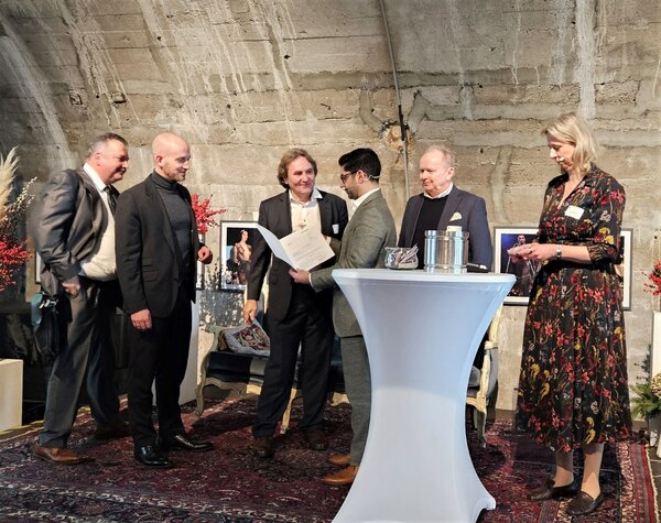 Kaweh Mansoori (4. v. l.) �berreichte den F�rderbescheid an Frank H�lscheidt (3. v. l.).