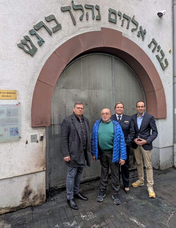 Gruppenbild vor der J&uuml;dischen Gemeinde Gie&szlig;en