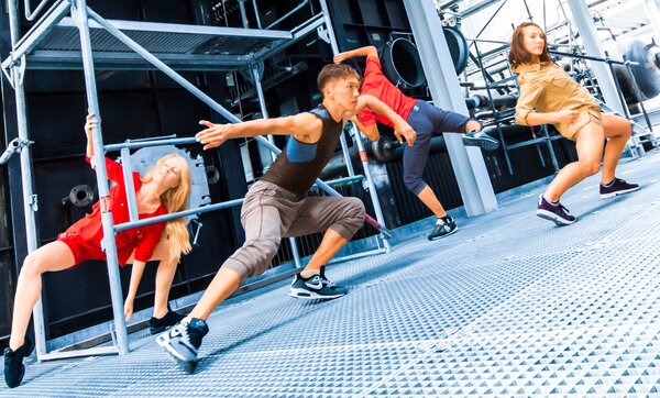 T�nzerinnen und T�nzer der Tanzcompagnie des Stadttheaters performen in der M�llverbrennungsanlage der SWG