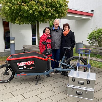 Das Team der Stadtbibliothek bei der Auslieferung von Medien im Buchkreislauf.