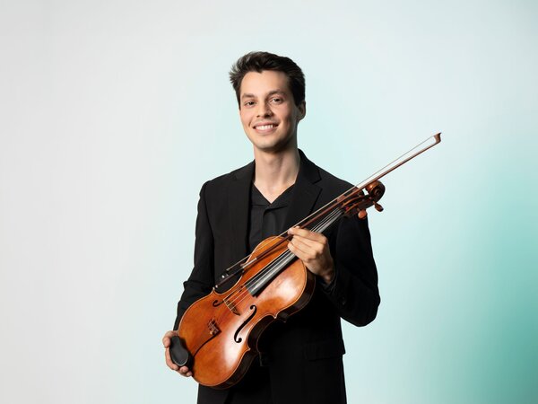 Brian Isaacs mit der Viola