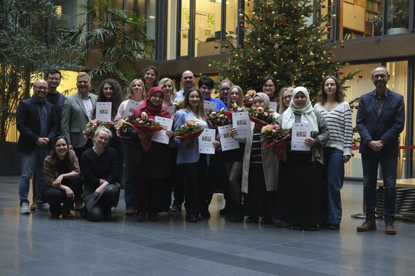 Gruppenbild mit Teilnehmern eines Qualifizierungskurses im Rahmen des Projekts B&sup3; plus - auf dem Weg zur p&auml;dagogischen Fachkraft 