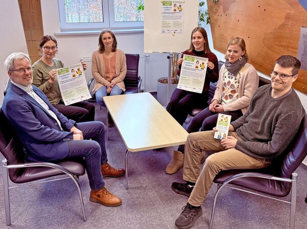 Treffen Vorbereitungen f�r den bevorstehenden DUOday im Landkreis Gie�en (v. l.): Sozialdezernent Frank Ide, Tina Weckler (EAA), Rabea Dietrich (Lebenshilfe Gie�en), Larissa Albohn (EAA), Yella Alban (Lebenshilfe Gie�en) und Michael Volter (Landkreis Gie�en).