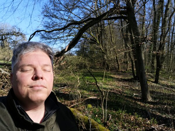 Andreas Schmandt beim "Waldbaden" am Schiffenberg