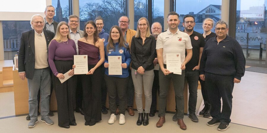 Die Preistr&auml;ger des Integrativen Jugendsportpreises mit OB Frank-Tilo Becher, den Jury-Mitgliedern und dem Sportamt 