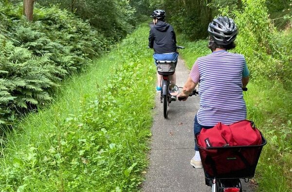 Zwei Radfahrerinnen auf einem Radweg