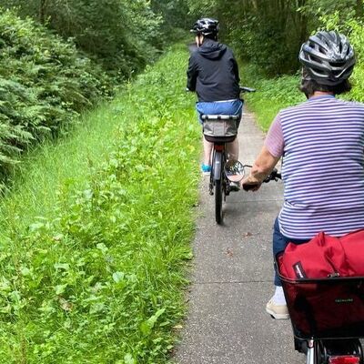 Zwei Radfahrerinnen auf einem Radweg