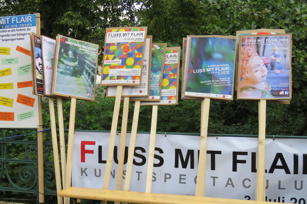 Plakatausstellung bei Fluss mit Flair