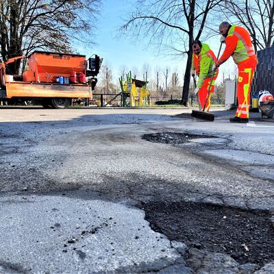 Mit zwei Kolonnen ist das Stadtreinigungs- und Fuhramt aktuell unterwegs, um die Schlagl�cher in Gie�en zu flicken.