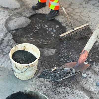 Vor dem Flicken werden die Schlagl�cher zun�chst ges�ubert, damit der Asphalt gut h�lt.