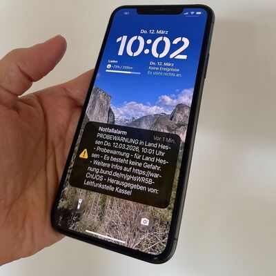 Auf einem Smartphone wird der Probealarm vom 12.03.2026 angezeigt
