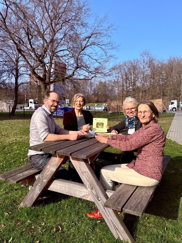 David Heun, Gesch�ftsf�hrer �AKTION Perspektiven e. V.�, Landr�tin Anita Schneider, Friederike Henn, P�dagogische Leitung �AKTION Perspektiven e. V.� und Frauenbeauftragte Angelika K�mmler (v. l.) tauschen sich �ber das Programm der M�tter-Freizeit aus.