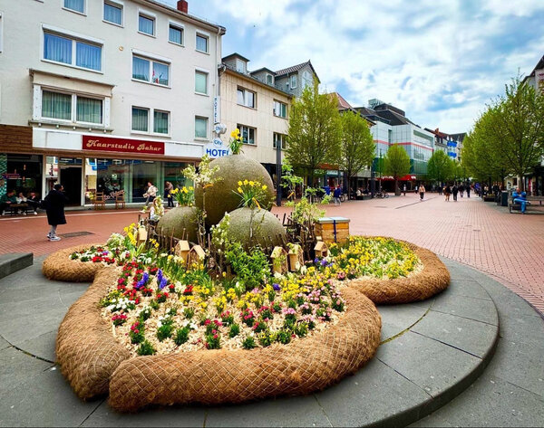 Ostern 2024 - der Kugelbrunnen geschm�ckt unter dem Motto �Platz f�r Toleranz�