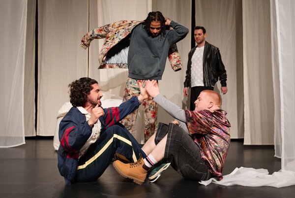 Spielszene im St�ck DRUCK im Stadttheater