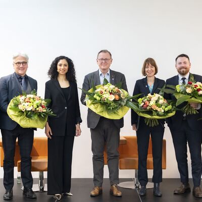 Podiumsg�ste der Auftaktveranstaltung des Wilhelm-Liebknecht-Jahrs in Gie�en am 29.3.2026, von links: Der Gie�ener Oberb�rgermeister Frank-Tilo Becher; Dr. Kai-Michael Sprenger, Direktor der Stiftung Erinnerungsorte der deutschen Demokratiegeschichte; Najima El Moussaoui, Journalistin und Moderatorin des Gespr�chs; Bodo Ramelow, Vizepr�sident des Deutschen Bundestages; Heike Hofmann, Hessische Ministerin f�r Arbeit, Integration, Jugend und Soziales; Robin Mastronardi, Gesch�ftsf�hrer des DGB Mittelhessen; und Tina Cramer, Peace Research Institute Frankfurt, PRIF
