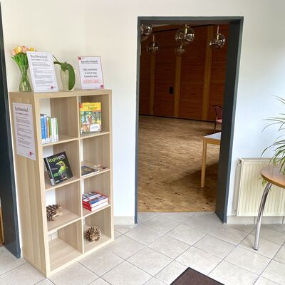 "Buchkreislauf."-Regal im Pflege- und Seniorenzentrum St. Anna