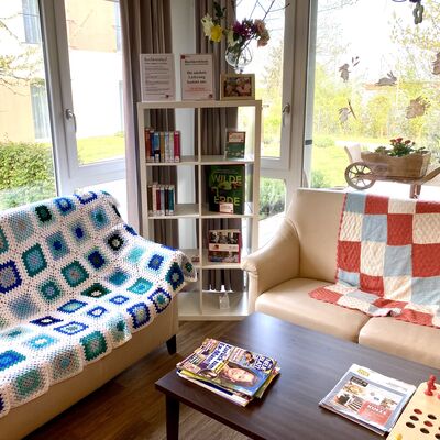 "Buchkreislauf."-Regal im Caritashaus Maria Frieden (Lavendelfeld, EG)