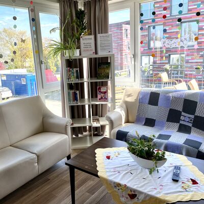 "Buchkreislauf."-Regal im Caritashaus Maria Frieden (Wiesengrund, 1.OG)