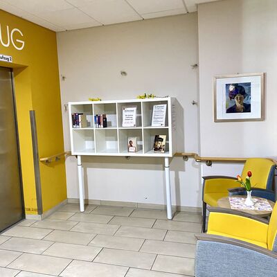 "Buchkreislauf."-Regal im Johannesstift