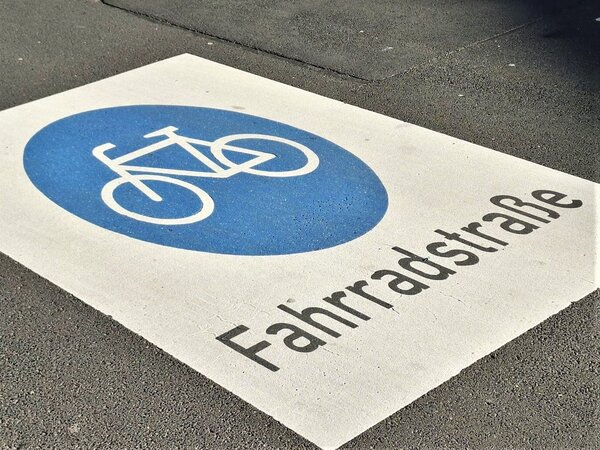 Symbolbild Fahrradstra&szlig;e