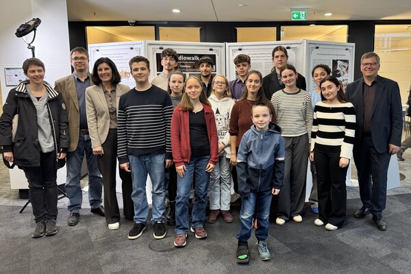 Gruppenfoto im April 2026 im Anschluss an die Er&ouml;ffnung der Plakatausstellung zum Geschichtswettbewerb in der Sparkasse Gie&szlig;en