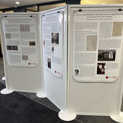 Plakatwand in der Ausstellung zum Geschichtswettbewerb in der Sparkasse Gie�en im April 2026