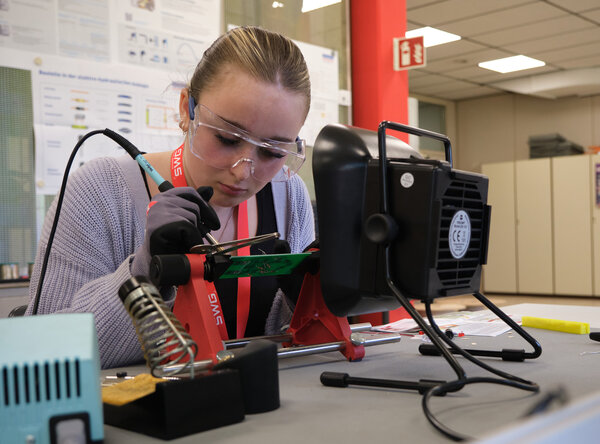 Beim Girls' Day und beim Boys' Day konnten M�dchen und Jungen einen Tag in die Berufswelt bei den SWG reinschnuppern und unter anderem ganz praktische Erfahrung am L�tkolben sammeln.