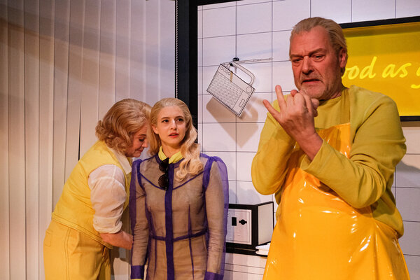 Spielszene des St�cks Gelbes Gold im Stadttheater Gie�en