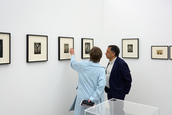 Zwei Personen betrachten ein Werk der Ausstellung Sui Generis